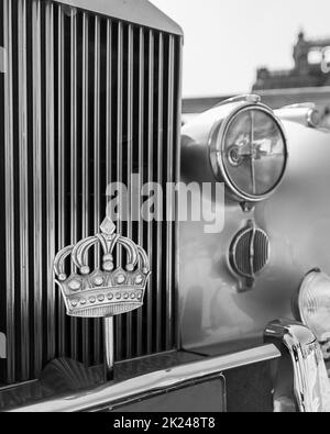 Cairo, Egitto - 29 2020 luglio: 1945 Rolls Royce auto con la Corona reale di Giordania, apparteneva a re Husayn quando era uno studente ad Alessandria Victoria Foto Stock