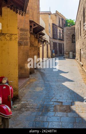Cairo, Egitto - Giugno 26 2020: Vicolo che si dirama dalla storica Moez Street a Gamalia quartiere, il vecchio Cairo, durante il periodo di blocco di Covid-19 con Sho chiuso Foto Stock