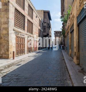 Cairo, Egitto - Giugno 26 2020: Moez Street con pochi visitatori locali e Sabil-Kuttab di Katkhuda Mamluk era edificio storico alla fine durante Covid- Foto Stock