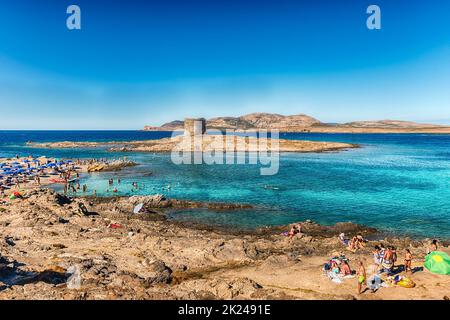 Vista panoramica sulla spiaggia di la Pelosa, una delle più belle località balneari del Mediterraneo, situata nella città di Stintino, nella Sardegna settentrionale, Ita Foto Stock