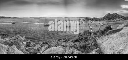 Vista panoramica panoramica sulla pittoresca Cala Corsara nell'isola di Spargi, una delle principali attrazioni dell'Arcipelago della Maddalena, Sardegna, Italia Foto Stock