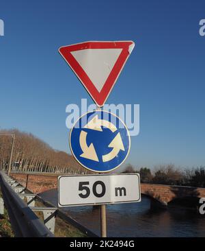 Segnali di regolamentazione, dare strada o resa e segnale stradale rotonda Foto Stock