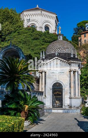 Cimitero con cappelle monumentali a Zoagli, villaggio marittimo sulla Riviera Italiana Foto Stock