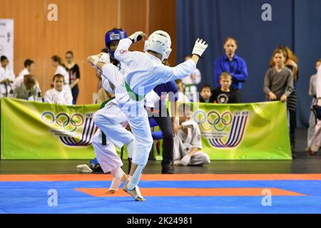 Orenburg, Russia - 5 marzo 2017: Le ragazze gareggiano in karate per il Campionato della regione di Orenburg nell'arte marziale giapponese Foto Stock