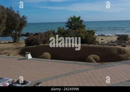 CRAN CANARIA, MELONERAS - 13. NOVEMBRE 2019: Sculture di sabbia sulla spiaggia di Meloneras, Spagna con iscrizione Gran Canaria Foto Stock