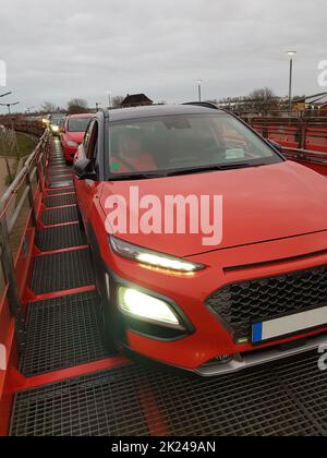 NIEBUELL, SCHLESWIG-HOLSTEIN - 11 MARZO 2020: La navetta Sylt, un treno di trasporto della Deutsche Bahn, corre da Niebüll verso Westerland sulla Sylt Foto Stock