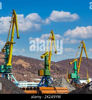 La gru presso il cantiere nel porto marittimo della penisola di Kamchatka Foto Stock