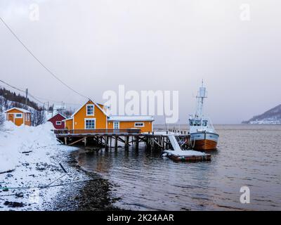 Fjord in inverno sull'isola di Kvaloya in Norvegia. Foto Stock