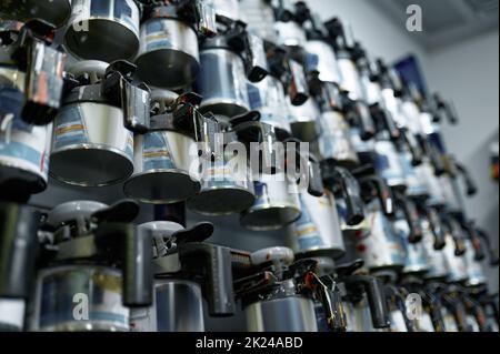 Spruzzare le bombolette sotto pressione con vernice o cera per la riparazione della carrozzeria. Messa a fuoco selettiva Foto Stock