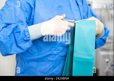Concetto di coronavirus. L'infermiera femminile si appoggia su panni di protezione. Infermiere che indossa dispositivi di protezione individuale nella lotta contro la malattia di Coronavirus . Ciao Foto Stock