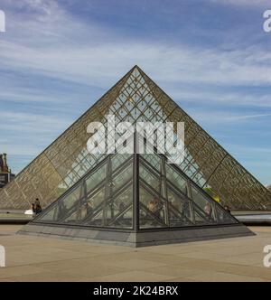 Una foto delle iconiche piramidi fuori dal Louvre. Foto Stock