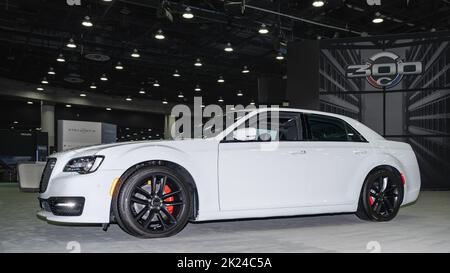 DETROIT, MI/USA - 15 SETTEMBRE 2022: Un'auto Chrysler 300C da 2023 al North American International Detroit Auto Show (NAIAS). Foto Stock