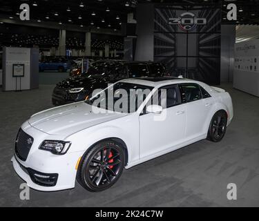 DETROIT, MI/USA - 15 SETTEMBRE 2022: Un'auto Chrysler 300C da 2023 al North American International Detroit Auto Show (NAIAS). Foto Stock