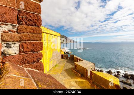 Funchal, Madeira, Portogallo - 27 dicembre 2021: Vista del castello fortificato di Sao Tiago che domina la città e l'oceano Atlantico in una giornata d'inverno Foto Stock