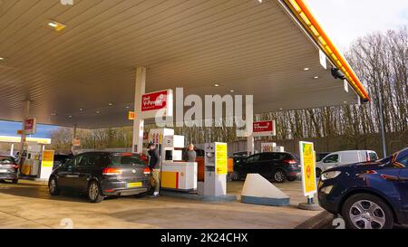 Vianden, Lussemburgo - 30 dicembre 2021: STAZIONE di rifornimento E di rifornimento a Lussemburgo il 30 dicembre 2021 Foto Stock