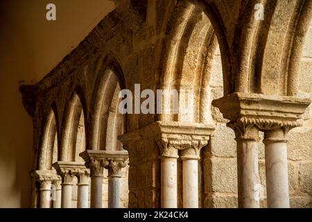 L'ingresso alla Capela dos Ossos presso la Chiesa di San Francesco o igreja de Sao Francisco nella città vecchia di Evora in Alentejo in Portogallo. P Foto Stock