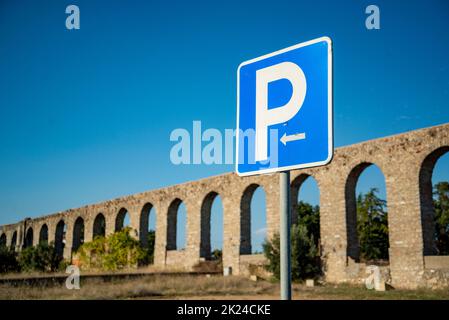 L'Aqueduto da Agua de Prata nella città di Evora in Alentejo in Portogallo. Portogallo, Evora, ottobre 2021 Foto Stock