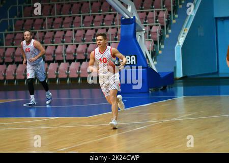 Orenburg, Russia - 13-16 giugno 2019: Gli uomini giocano a basket nelle finali interregionali della lega di pallacanestro amatoriale nel Distretto Federale di Volga Foto Stock