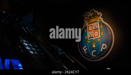 Un'immagine del logo del Futebol Clube do Porto all'interno del museo FCPorto. Foto Stock