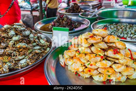 Selezione di frutti di mare Thai e cucina cinese nel vecchio mercato di Street food di China Town Bangkok Thailandia. Foto Stock