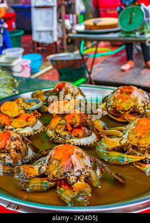 Selezione di frutti di mare Thai e cucina cinese nel vecchio mercato di Street food di China Town Bangkok Thailandia. Foto Stock