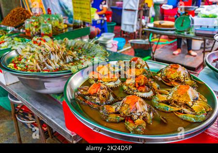 Selezione di frutti di mare Thai e cucina cinese nel vecchio mercato di Street food di China Town Bangkok Thailandia. Foto Stock