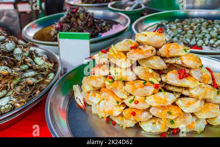 Selezione di frutti di mare Thai e cucina cinese nel vecchio mercato di Street food di China Town Bangkok Thailandia. Foto Stock