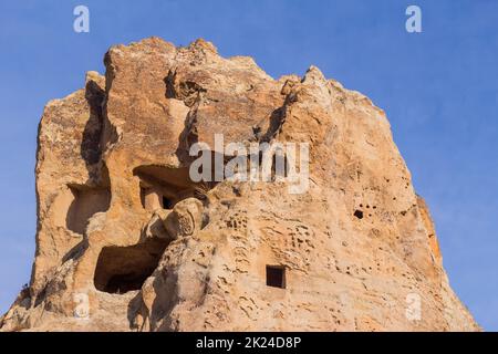 Vista della casa scavata nella grotta. Rovine di un'antica casa grotta. Dimore storiche di roccia. Cappadocia, Turchia. Foto Stock