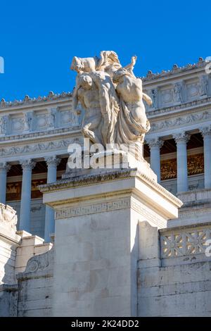 Roma, Italia - 8 ottobre 2020: Gruppo scultoreo il sacrificio di Leonardo Bistolfi di fronte al monumento a Vittorio Emanuele II (Monumento Nazionale a Vitt Foto Stock