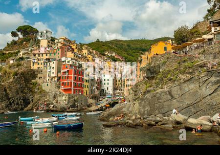 Una foto del mare, o zona portuale, della città di Riomaggiore. Foto Stock