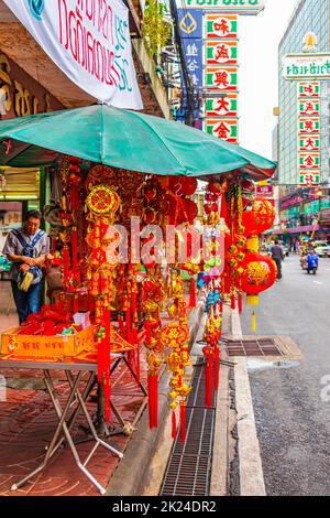 Bangkok Thailandia 22. Mai 2018 tipiche strade colorate per lo shopping piene di cartelli negozi e People China Town su Yaowarat Road Bangkok Thailandia. Foto Stock