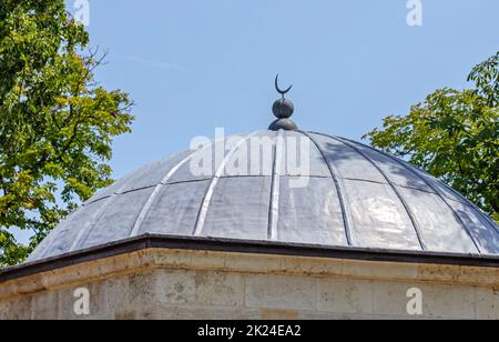 Metà Crescent al cupola in alluminio Tomba Ottomana Foto Stock