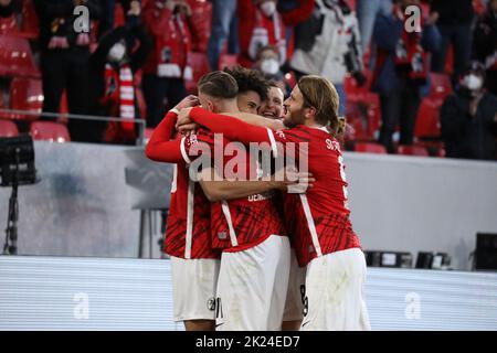 Seid umschlunggen: Ermedin Demirovic (SC Friburgo), Lucas Höler (Friburgo), Maximilian Eggestein (SC Friburgo) feiern den Torschützen Kevin Schade (SC Foto Stock