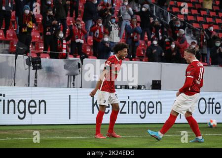 Torschütze Kevin Schade (SC Friburgo) bejubelt mit Kollege Ermedin Demirovic (SC Friburgo) sein Tor zum 2:0 Endstand im Spiel der 1. FBL: 21-22: 20. S Foto Stock