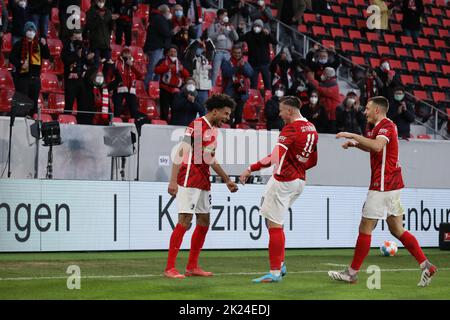 lässt, Torschütze Kevin Schade (SC Friburgo) sich von Ermedin Demirovic (SC Friburgo) und Maximilian Eggestein (SC Friburgo) feiern DFL Foto Stock