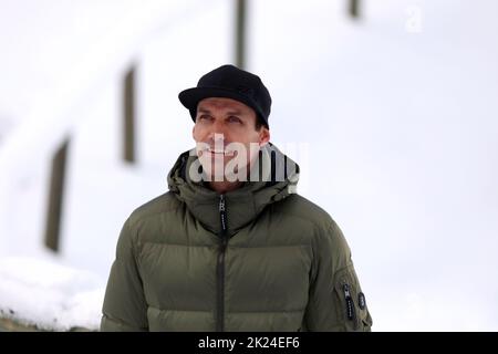 Der Frühere Schanzenrekordhalter blickt hinauf auf die Schanze - Sven Hannawald (ex-Skispringer, TV Experte, Eurosport, ARD, Skisprung-Experte, Vierfa Foto Stock