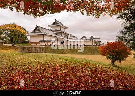 Scenario del parco del castello di Kanazawa in autunno a Kanazawa, Giappone Foto Stock