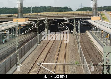 Dusseldorf, NRW, Germania - 18 giugno 2019: Treni alla stazione di Dusseldorf. Dusseldorf è la capitale dello stato tedesco della Renania settentrionale-Vestfalia A. Foto Stock