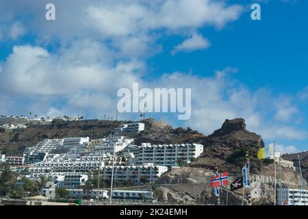 Cran Canaria, Puerto Rico, Spagna - 16 novembre 2019: Chrysler Crossfire Coupe in un parcheggio sopra la marina di Puerto Rico su Gran Canaria. Foto Stock