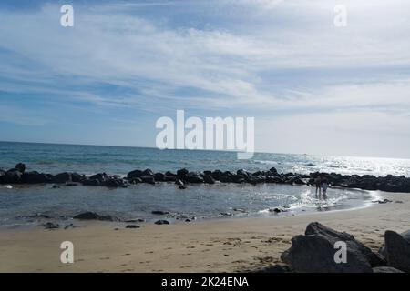 Cran Canaria, Meloneras, Spagna - 13 novembre 2019: La gente gode della vista sul mare e si siede al sole sul lungomare di Meloneras, sulla Gran Canaria, Spagna Foto Stock
