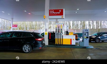 Vianden, Lussemburgo - 30 dicembre 2021: STAZIONE di rifornimento E di rifornimento a Lussemburgo il 30 dicembre 2021 Foto Stock