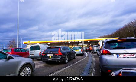 Vianden, Lussemburgo - 30 dicembre 2021: STAZIONE di rifornimento E di rifornimento a Lussemburgo il 30 dicembre 2021 Foto Stock