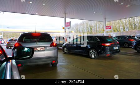 Vianden, Lussemburgo - 30 dicembre 2021: STAZIONE di rifornimento E di rifornimento a Lussemburgo il 30 dicembre 2021 Foto Stock