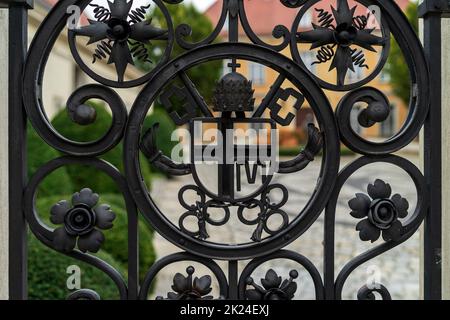 WROCLAW, POLONIA - 14 OTTOBRE 2021: Stemma di Papa Giovanni Paolo II sul recinto del palazzo dell'arcivescovo. Cathedral Island. Foto Stock