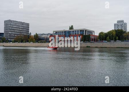 WROCLAW, POLONIA - 14 OTTOBRE 2021: Argine fluviali. Il campus di Grunwald è sullo sfondo. Foto Stock