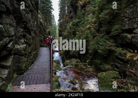 SZKLARSKA POREBA, POLONIA - 15 OTTOBRE 2021: Fiume di montagna vicino alla cascata Kamienczyk nei Sudeti polacchi. Foto Stock