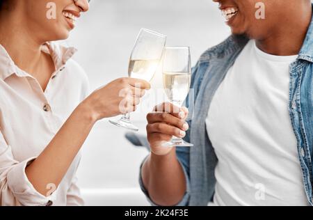 Festeggia, brinda e coppia con champagne per festeggiare un anniversario, una data o una vacanza di lusso insieme. Amore, grazie e mani felici dell'uomo e della donna Foto Stock