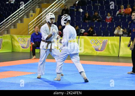 Orenburg, Russia - 5 marzo 2017: I giovani si sfidano nel karate al campionato regionale di Orenburg nelle arti marziali giapponesi Foto Stock