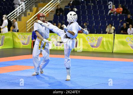 Orenburg, Russia - 5 marzo 2017: I giovani si sfidano nel karate al campionato regionale di Orenburg nelle arti marziali giapponesi Foto Stock