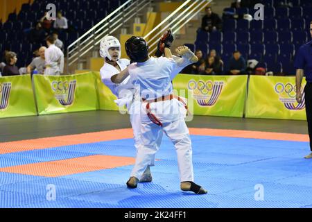 Orenburg, Russia - 5 marzo 2017: I giovani si sfidano nel karate al campionato regionale di Orenburg nelle arti marziali giapponesi Foto Stock